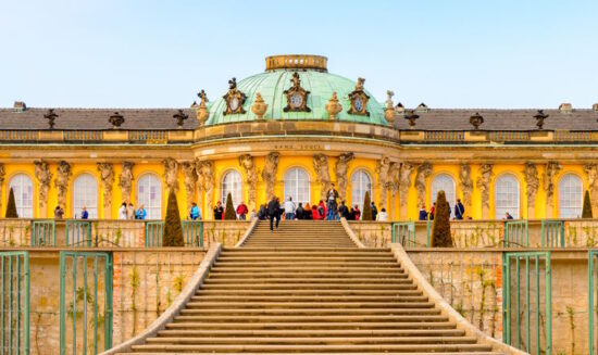 Schloss Sanssouci Potsdam – auch bekannt als „Preußisches Versailles“