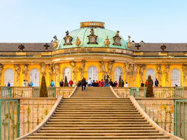 Schloss Sanssouci Potsdam – auch bekannt als „Preußisches Versailles“