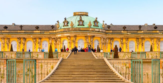 Schloss Sanssouci Potsdam – auch bekannt als „Preußisches Versailles“
